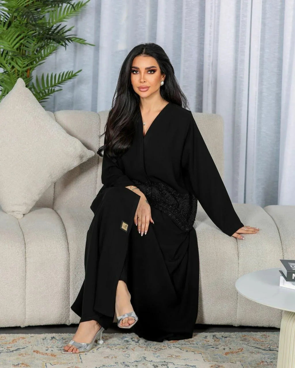 عباية كريب سوداء مع تطريز وتطريز يدوي