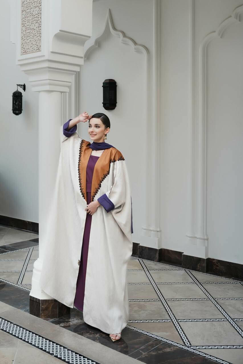عباية بيج فاتح مع كتان جمل وساتان