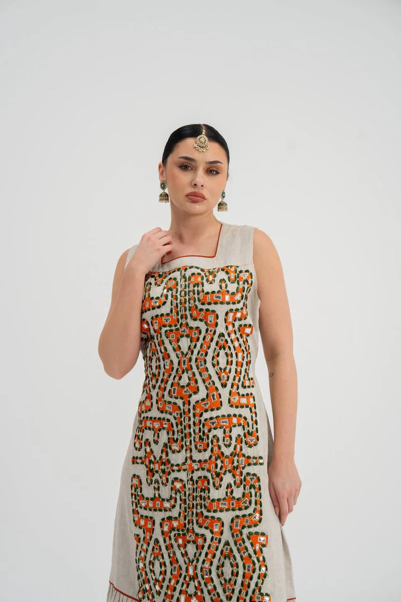 Linen dress in light beige with embroidery.C:224 Light beige