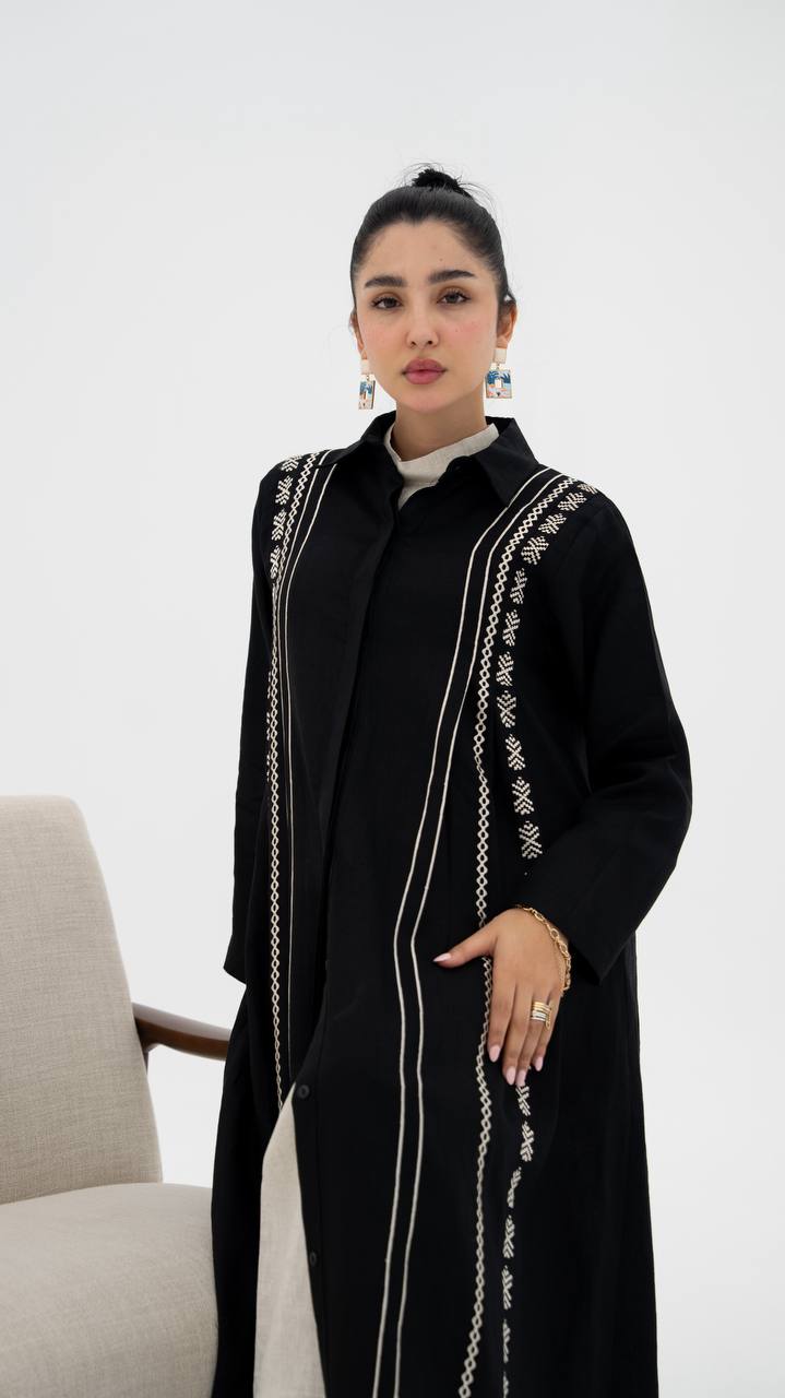 Linen abaya in black with embroidery (1923)