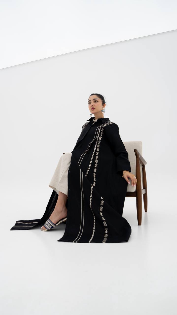 Linen abaya in black with embroidery (1923)
