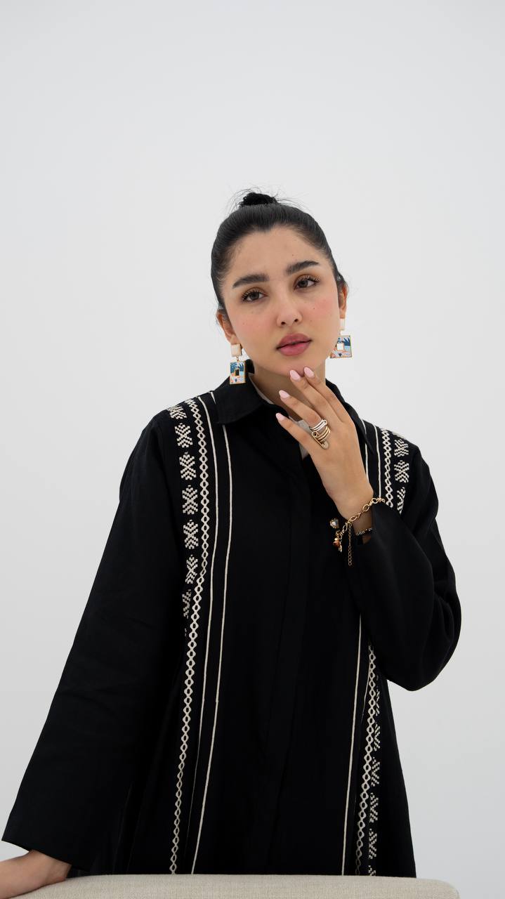 Linen abaya in black with embroidery (1923)
