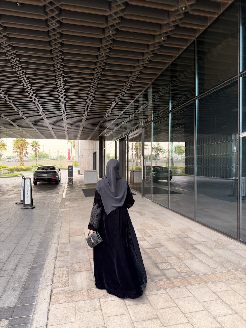 Velvet Abaya with Lace & Crepe Details – 2084