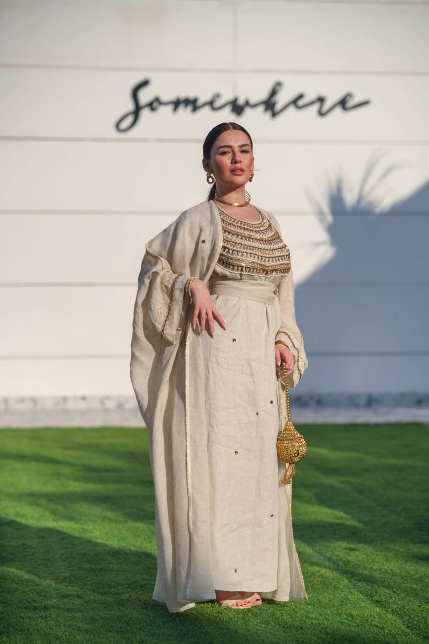 فستان بيشت مصنوع من الخيش والكتان، بلون بيج فاتح مع تطريز يدوي C:6618