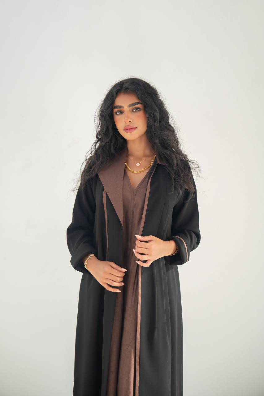 عباية بليزر من الكريب الأسود بتفاصيل بنية C:6636 كريب أسود