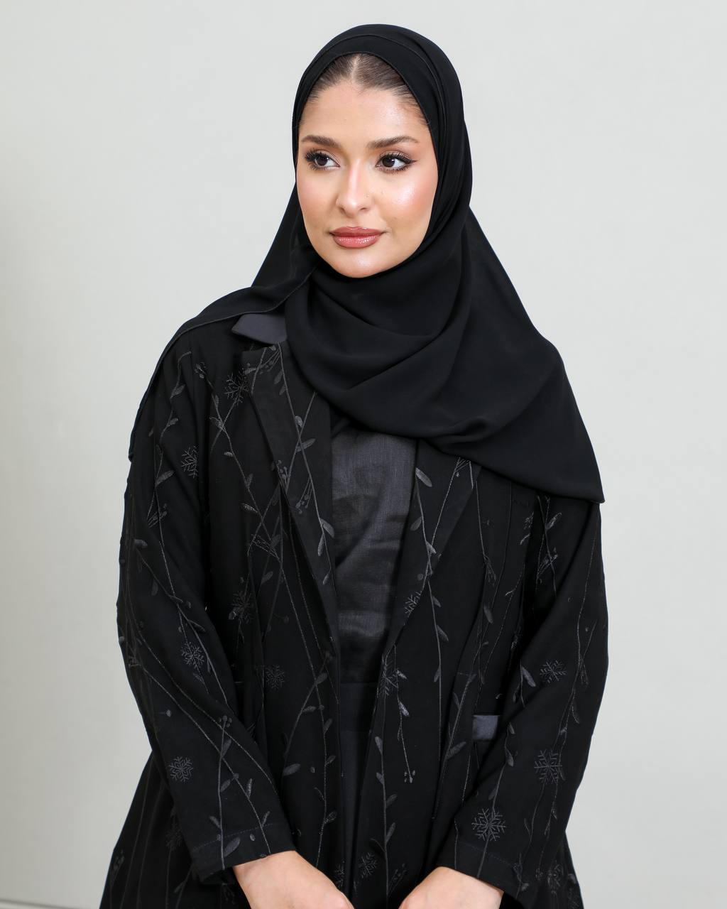 عباية بليزر من الكريب الأسود مطرزة C:6658