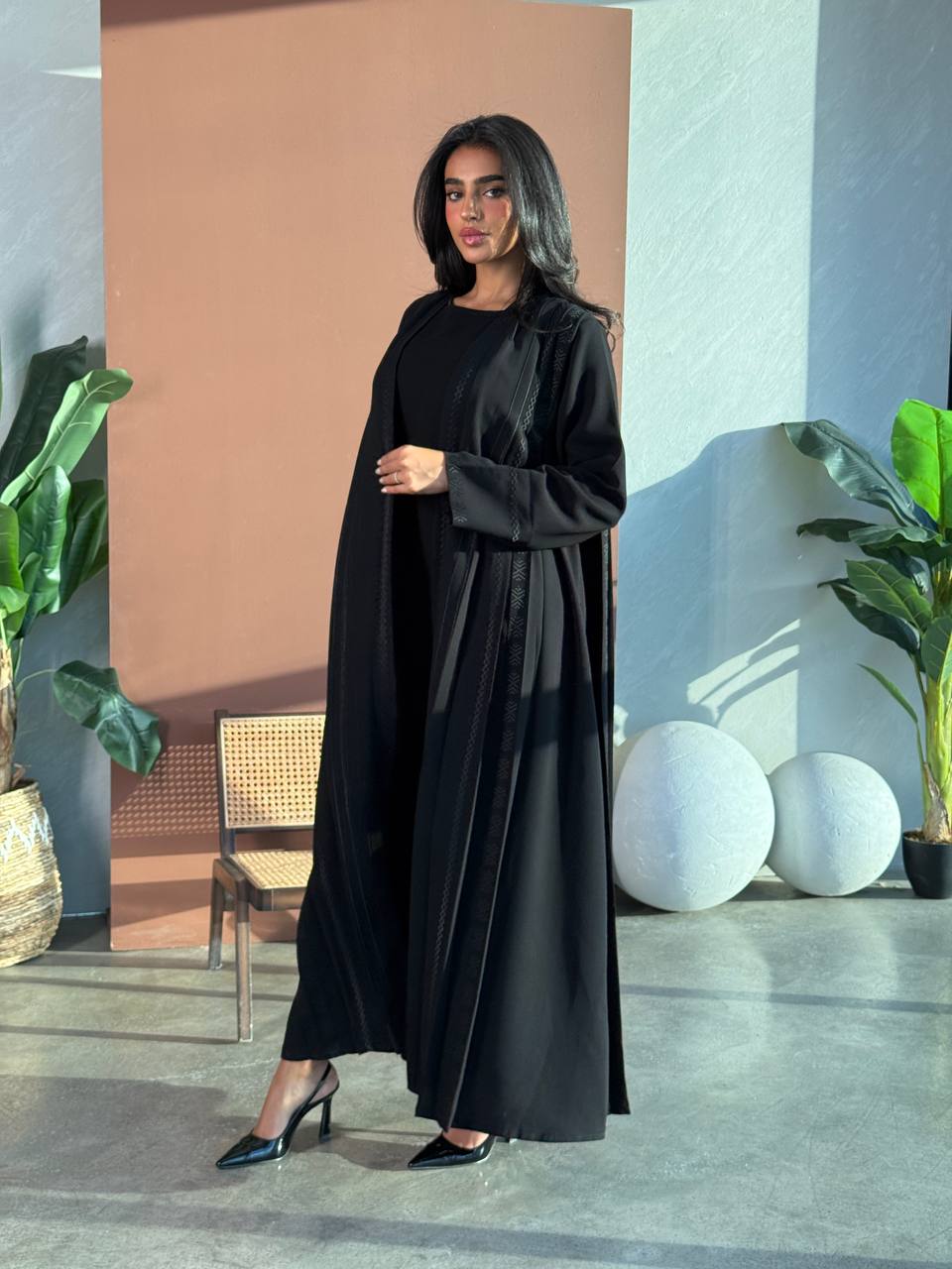 طقم عباية من الكريب، يتكون من بلوزة وبنطال، باللون الأسود. C:6671