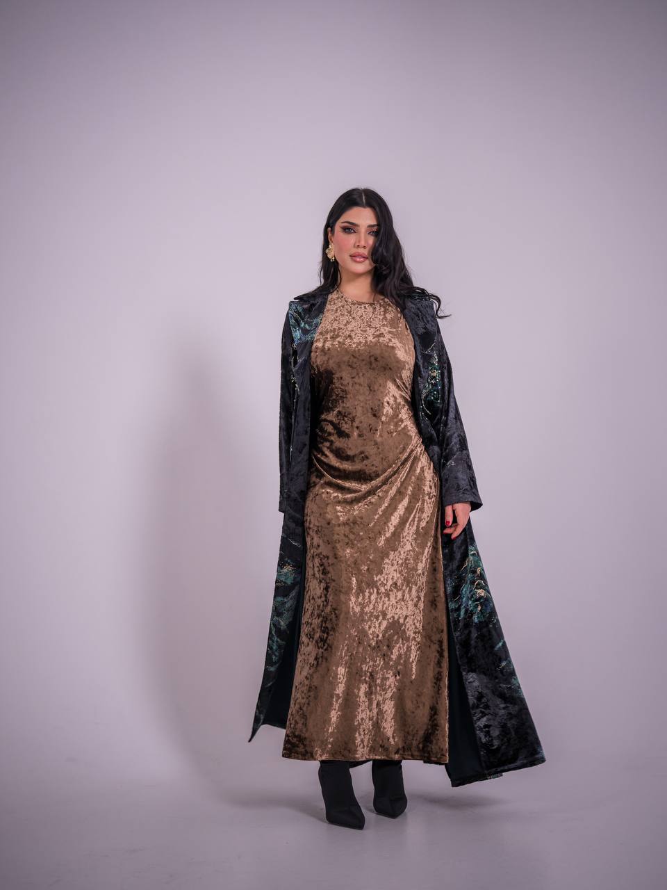 عباية مخملية مزينة بطبعة زهور وتطريز يدوي. C:6734