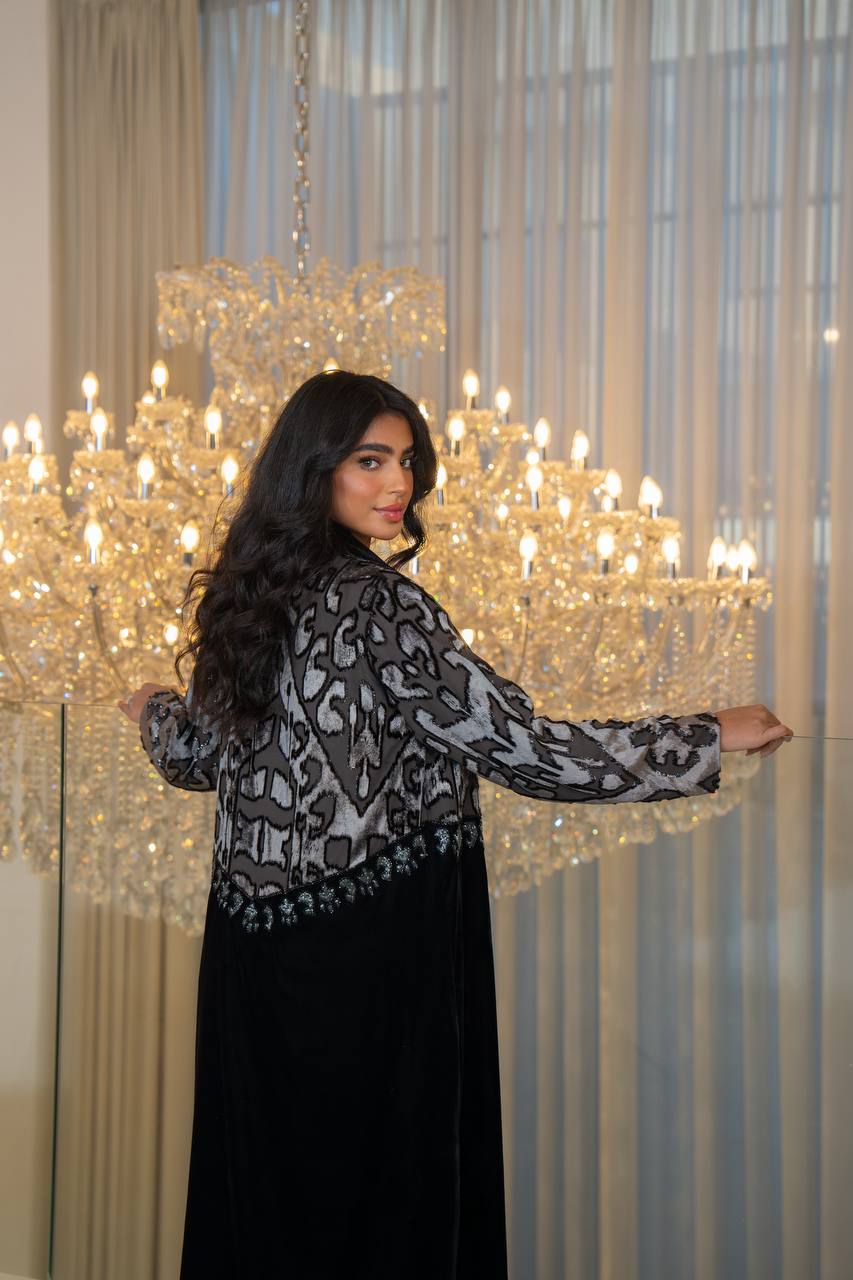 عباية بليزر مخملي أسود. C:6703