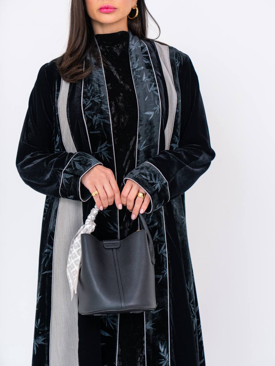 Velvet abaya with crepe, in black. C:6740