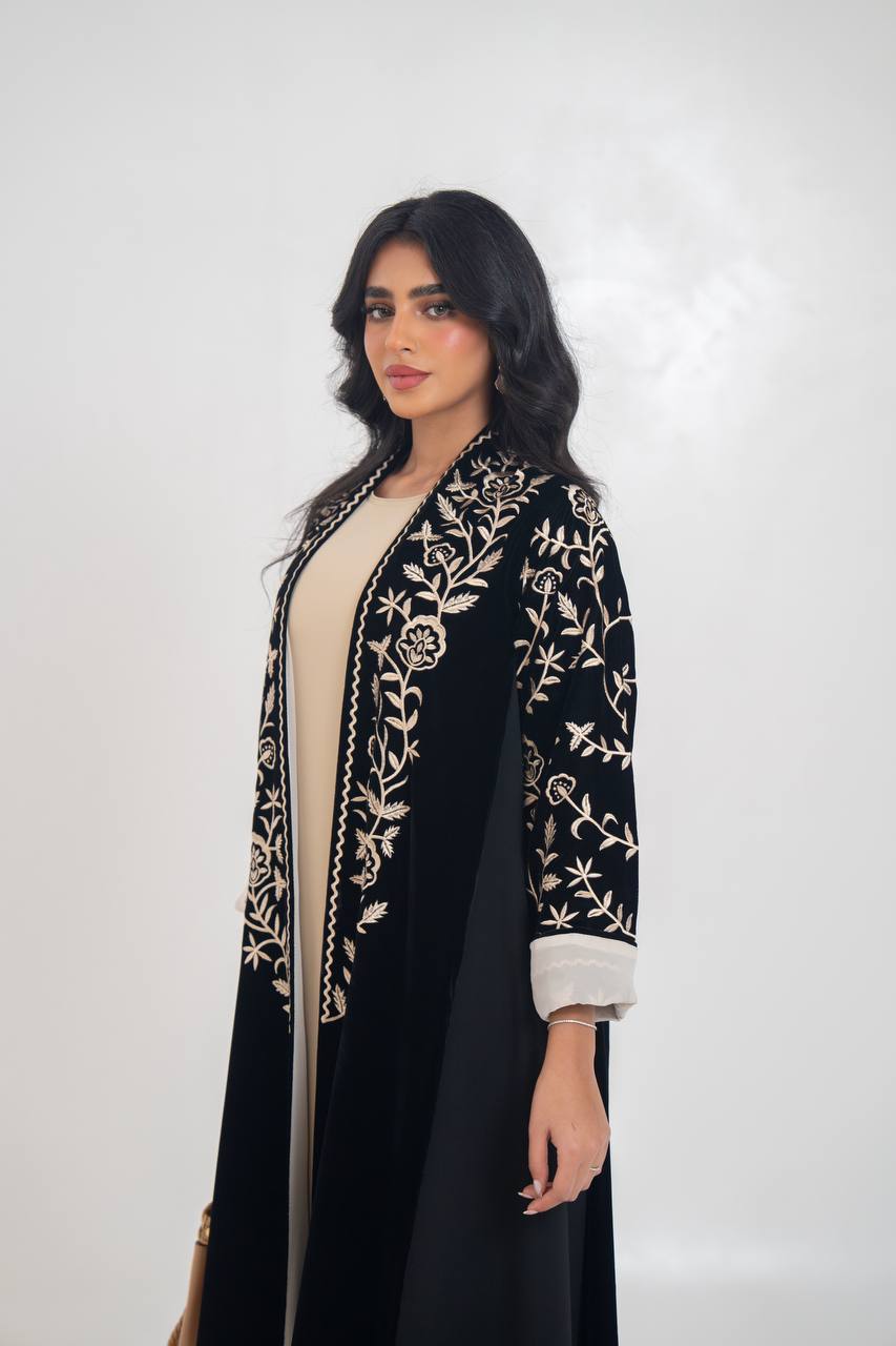 عباية مخملية سوداء مطرزة. C:6710