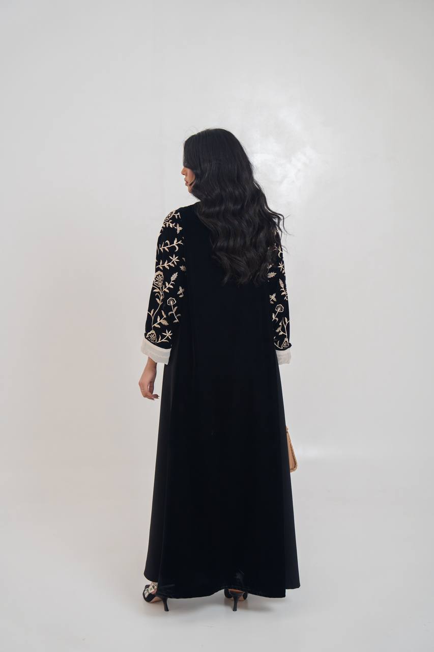عباية مخملية سوداء مطرزة. C:6710