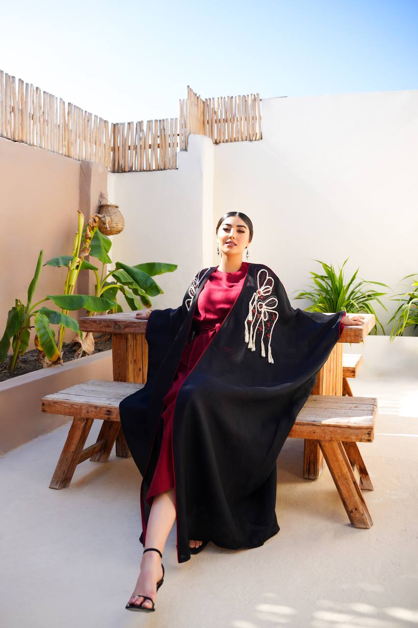عباية مصنوعة من قماش الخيش، سوداء اللون، مع تطريز C:6612 (مقاس حر)