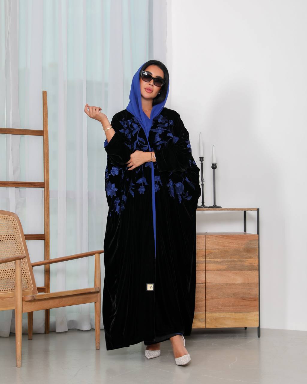 عباية مخملية سوداء مطرزة باللون الأزرق (مقاس حر) 6340