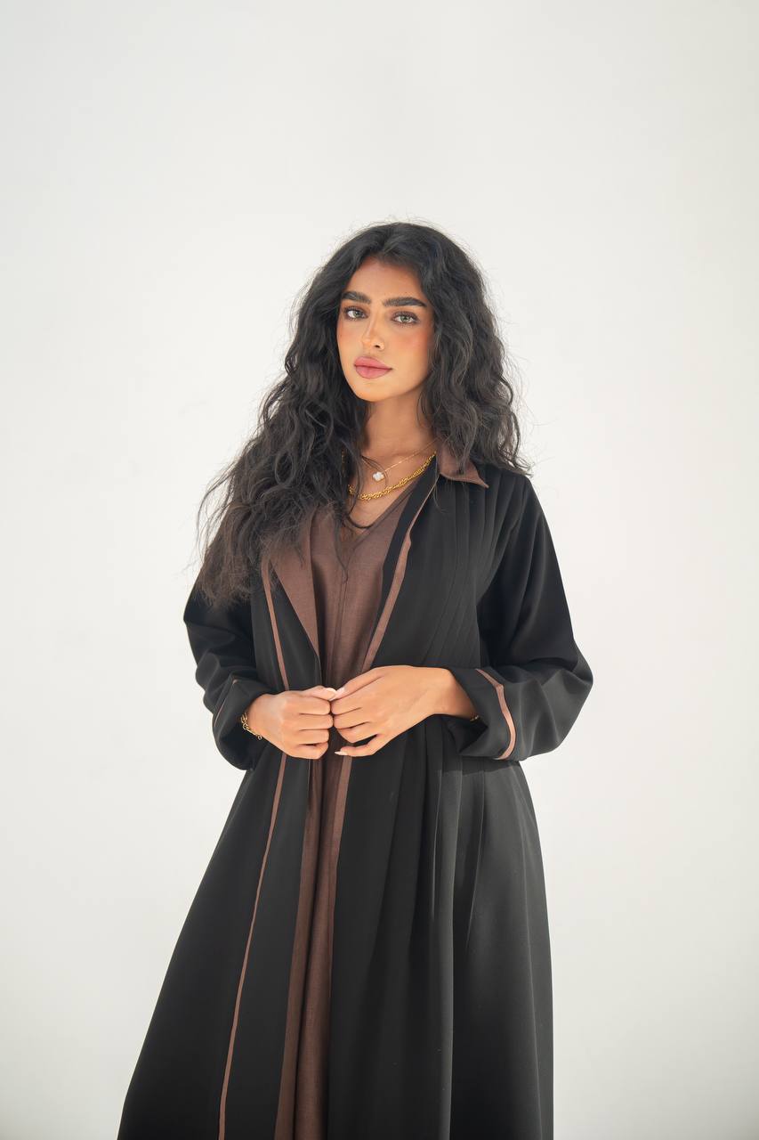 عباية بليزر من الكريب الأسود بتفاصيل بنية C:6636 كريب أسود