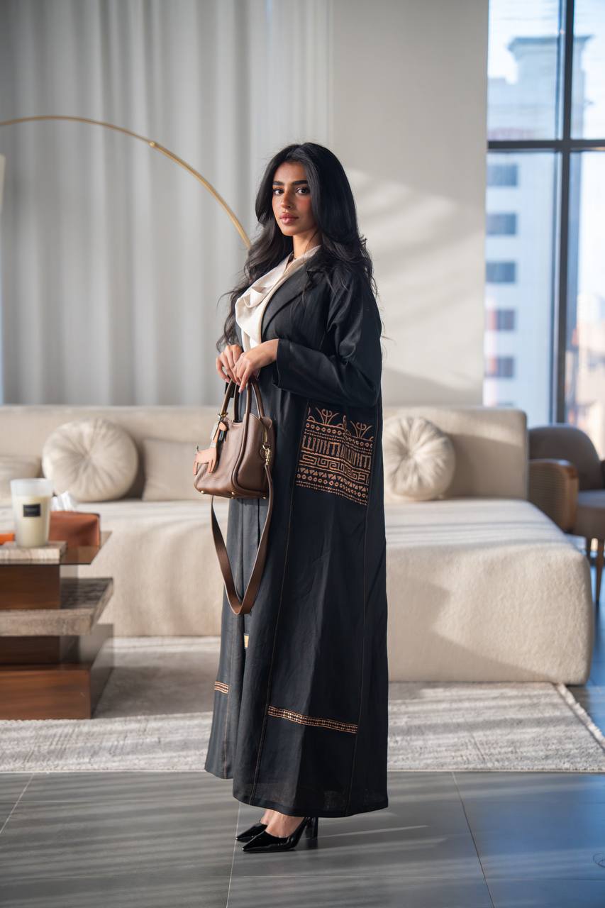 عباية بليزر من الكتان باللون الأسود، مزينة بتطريز. C:6687
