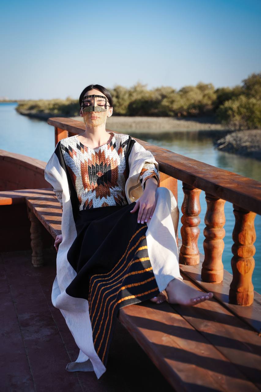 Free size abaya with embroidered linen and striped linen C:6594