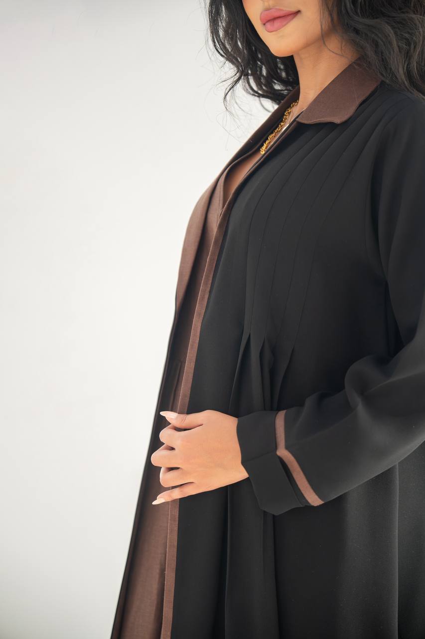 عباية بليزر من الكريب الأسود بتفاصيل بنية C:6636 كريب أسود