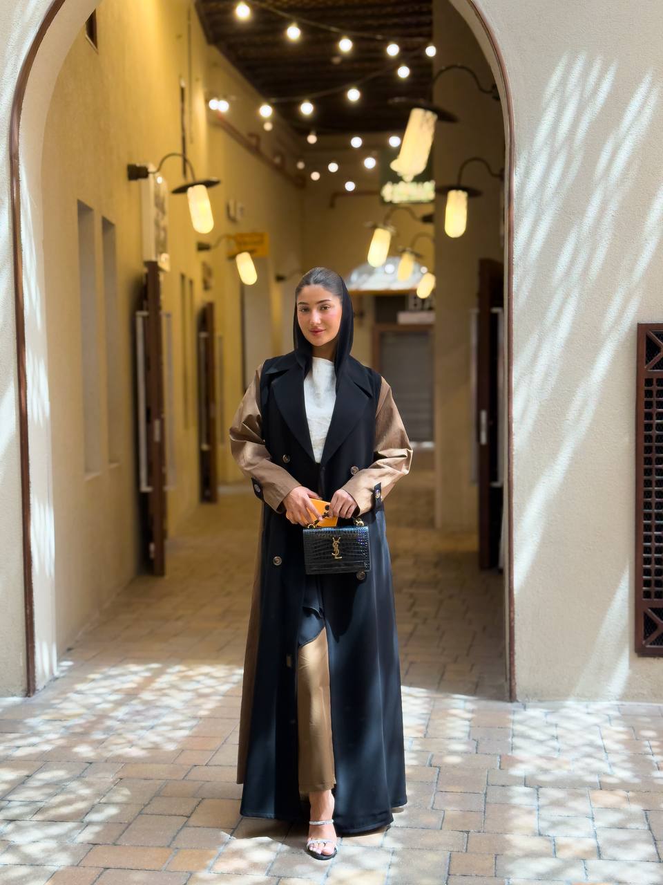 عباءة سوداء من الكريب من الأمام ومعطف ترنش بلون الجمل من الخلف. C:6681