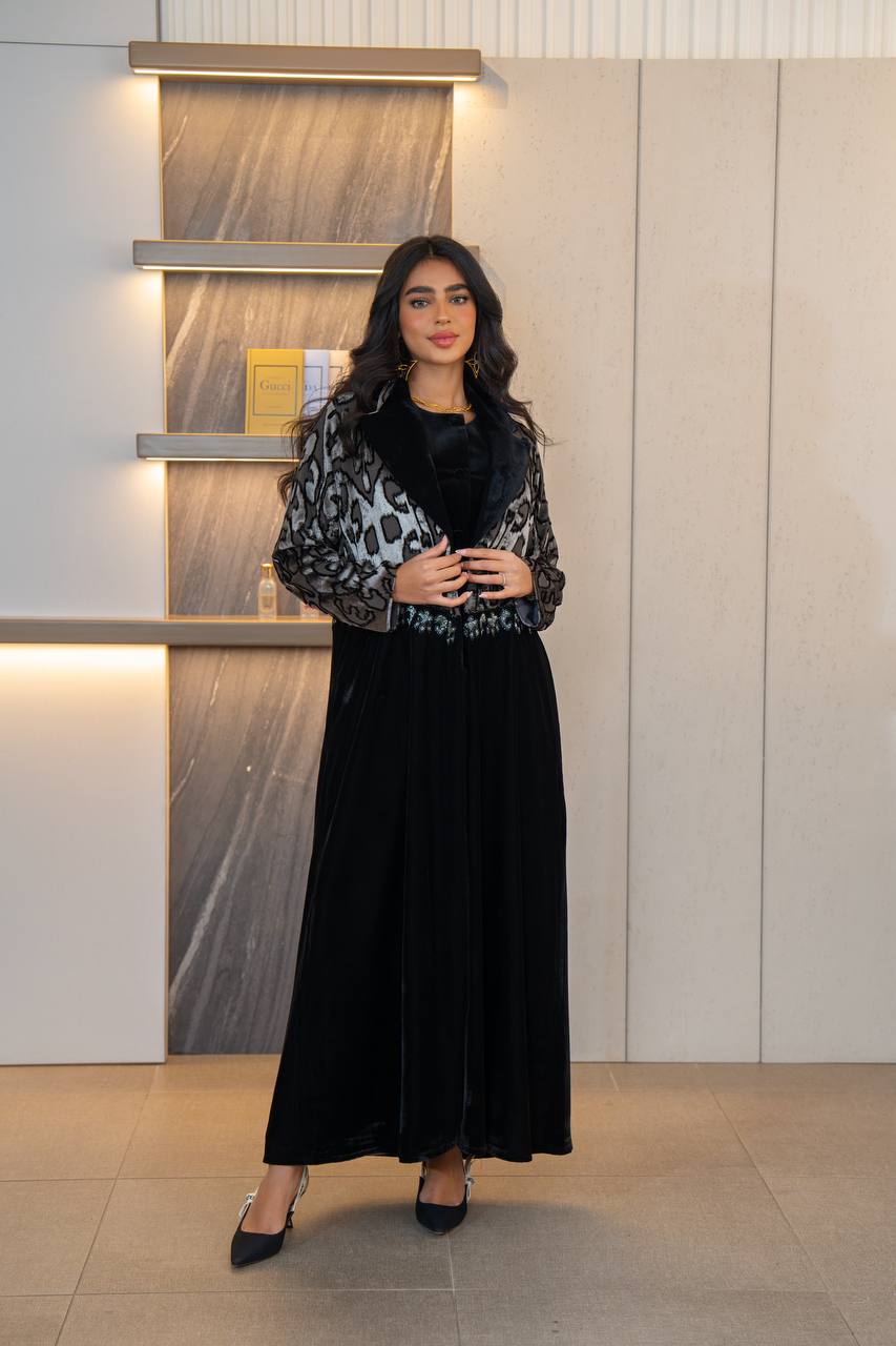 عباية بليزر مخملي أسود. C:6703