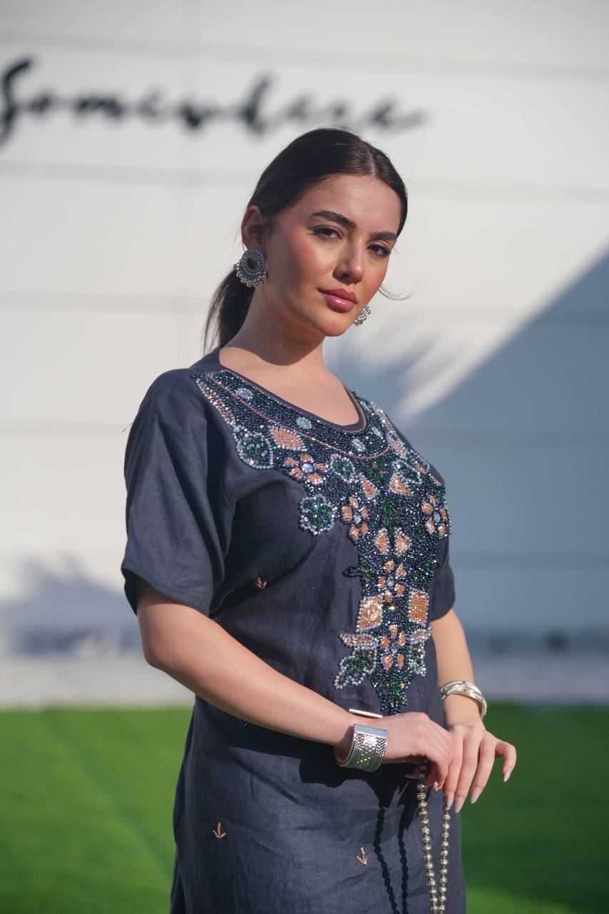 فستان بيشت مصنوع من قماش الخيش والكتان، باللون الأزرق الداكن مع تطريز يدوي C:6619 (مقاس حر)