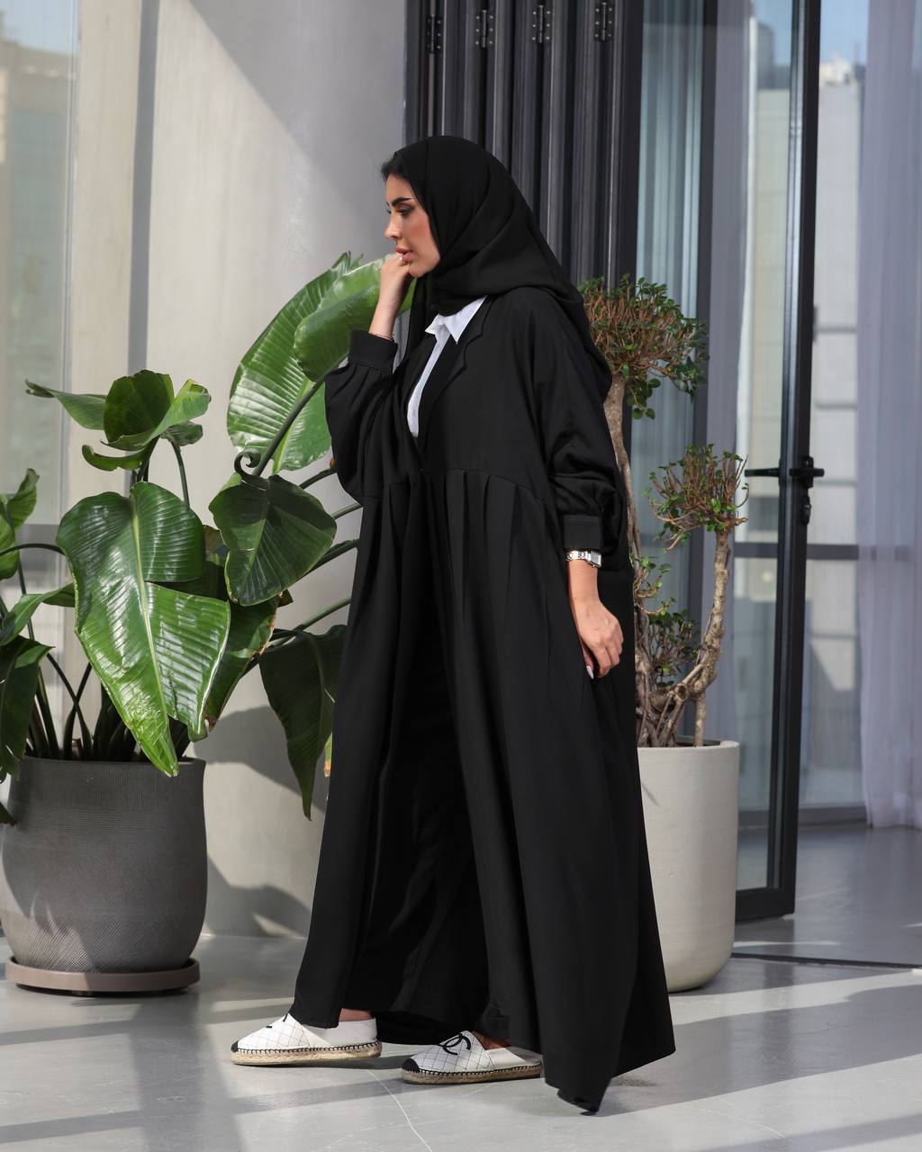 عباية من قماش الكريب بقصة واسعة، مقاس حر، مزينة بتجاعيد من الأسفل (مقاس حر).