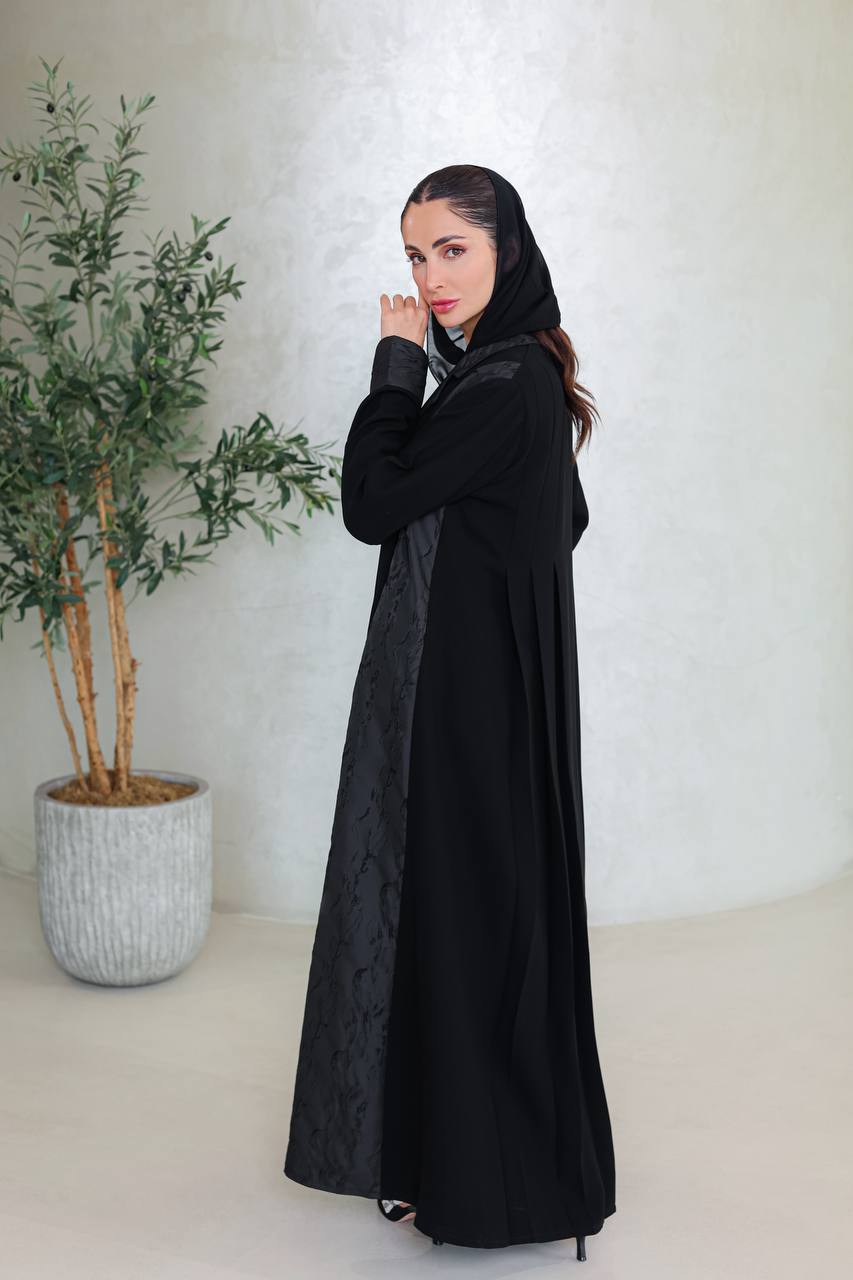 عباية سوداء من الكريب مع نقش الجاكار. C:6670