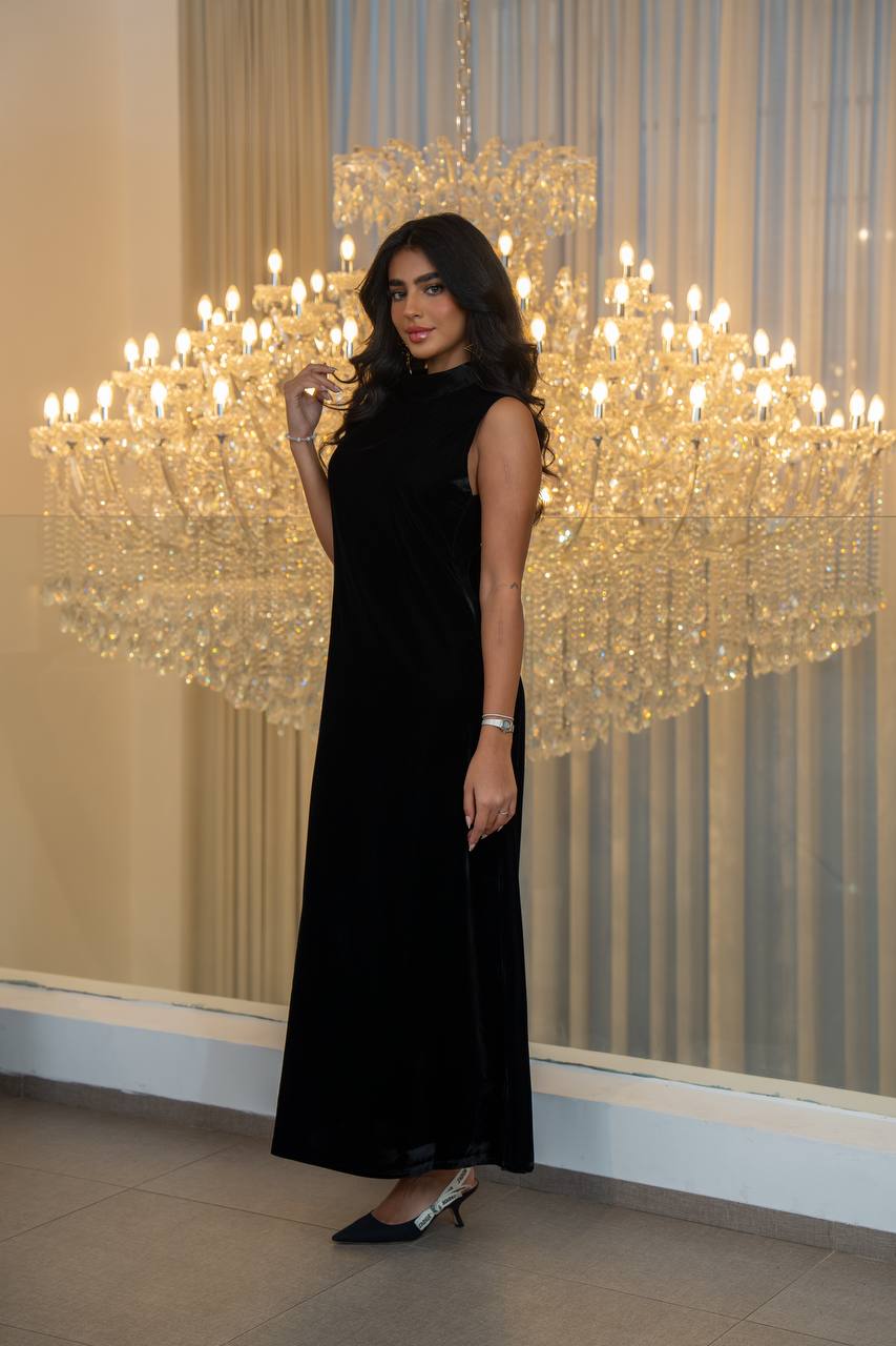 Black velvet dress.C:221