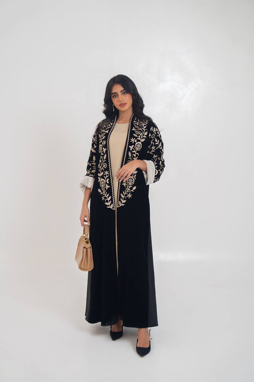 عباية مخملية سوداء مطرزة. C:6710
