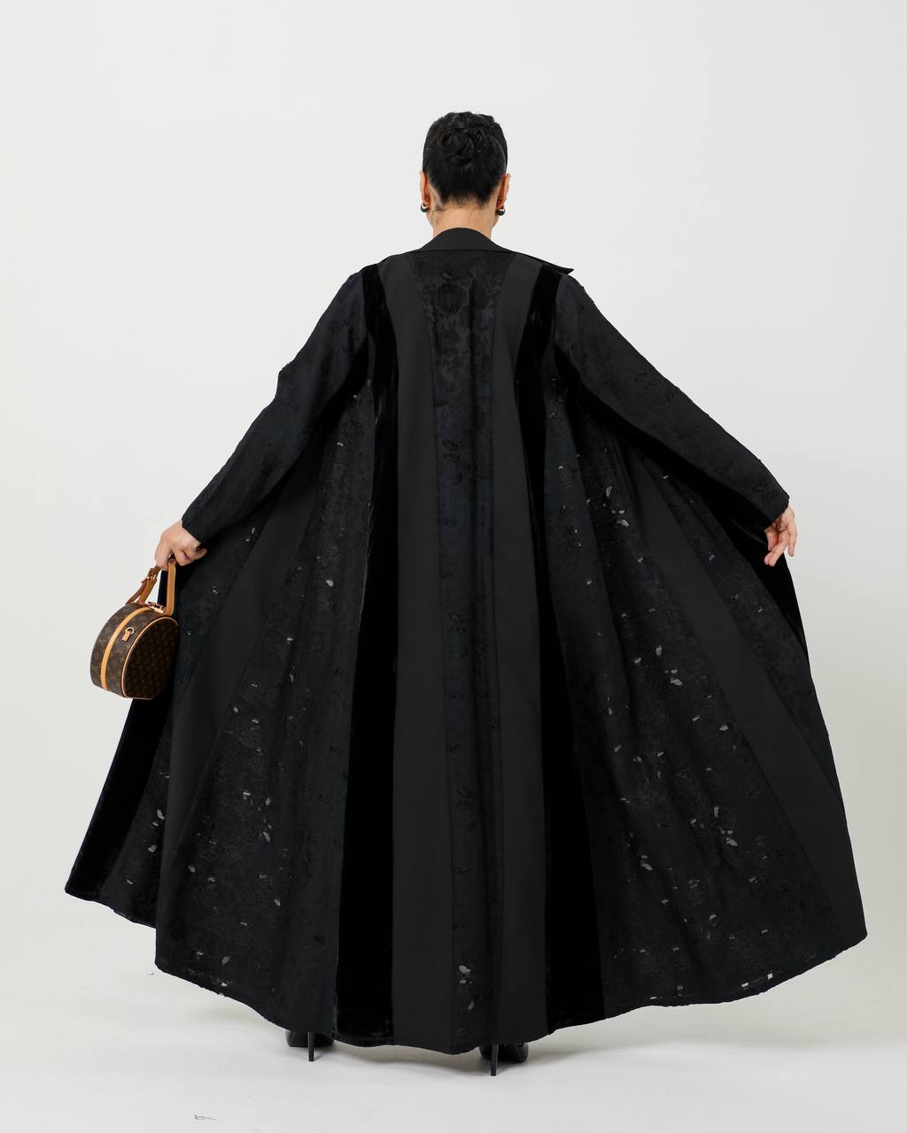 Crepe blazer abaya with velvet, in black color . 6729