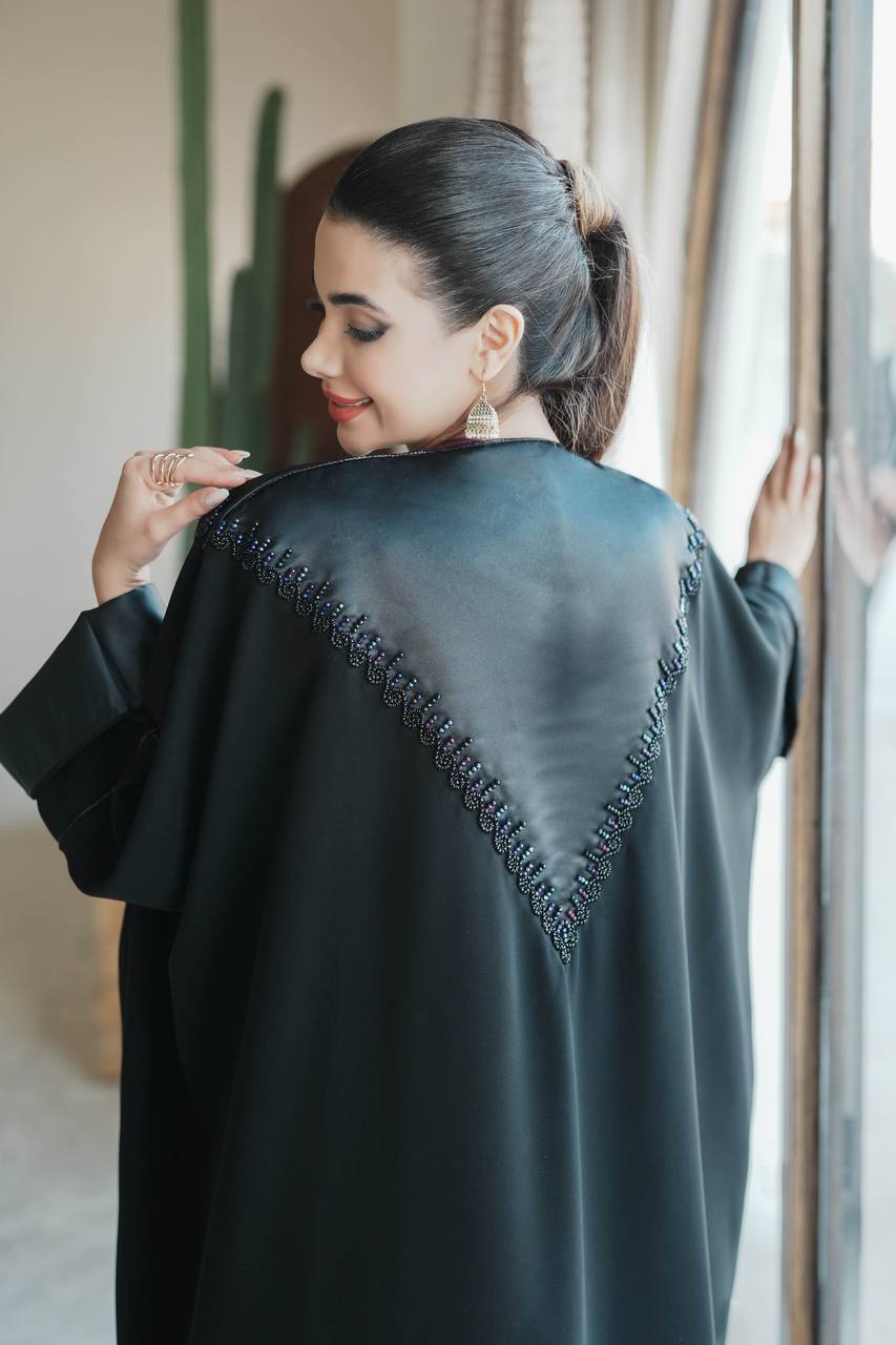 عباية من الكريب مع الساتان، سوداء اللون ومطرزة C:6599 أسود