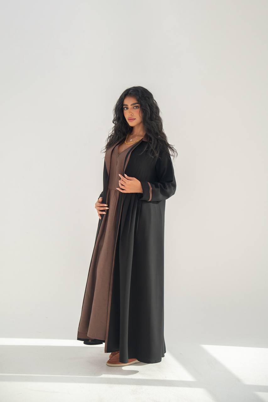 عباية بليزر من الكريب الأسود بتفاصيل بنية C:6636 كريب أسود
