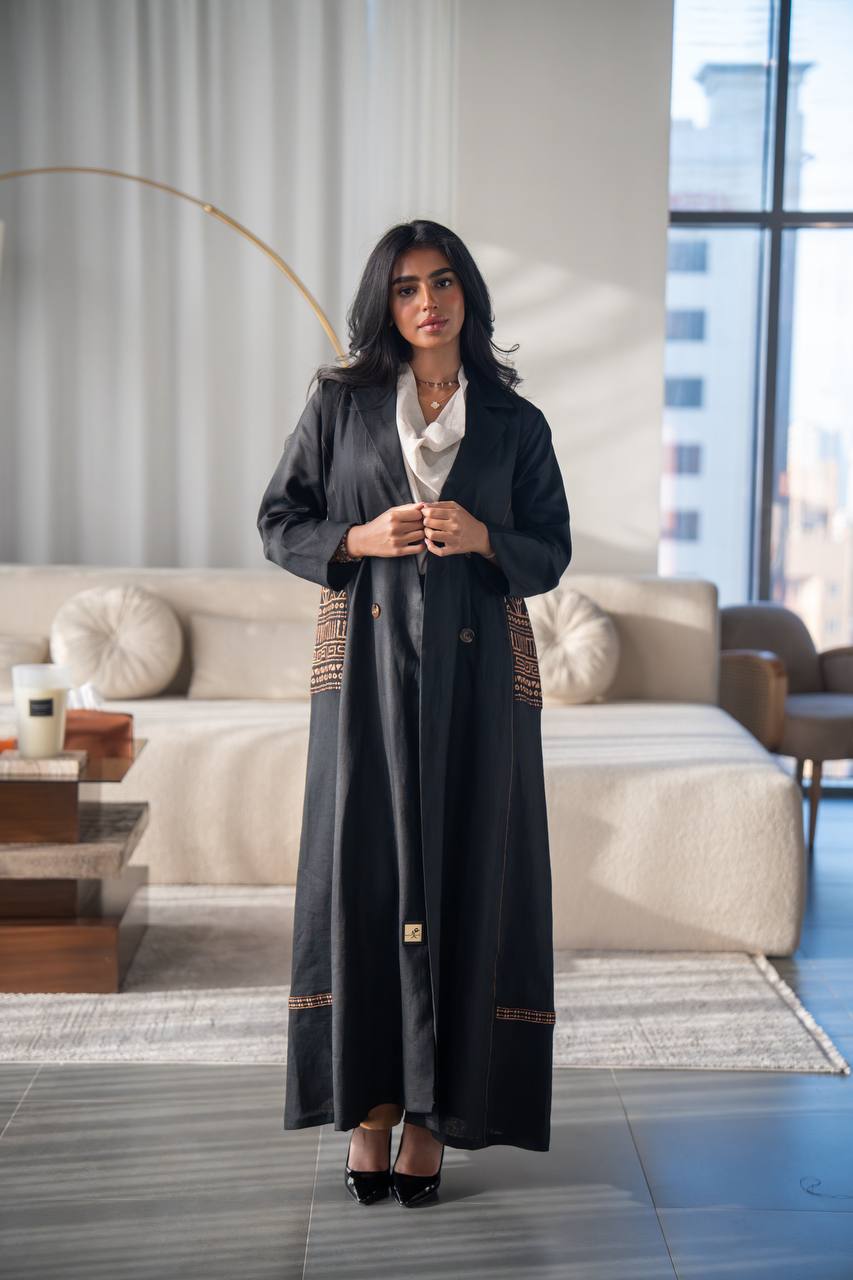 عباية بليزر من الكتان باللون الأسود، مزينة بتطريز. C:6687