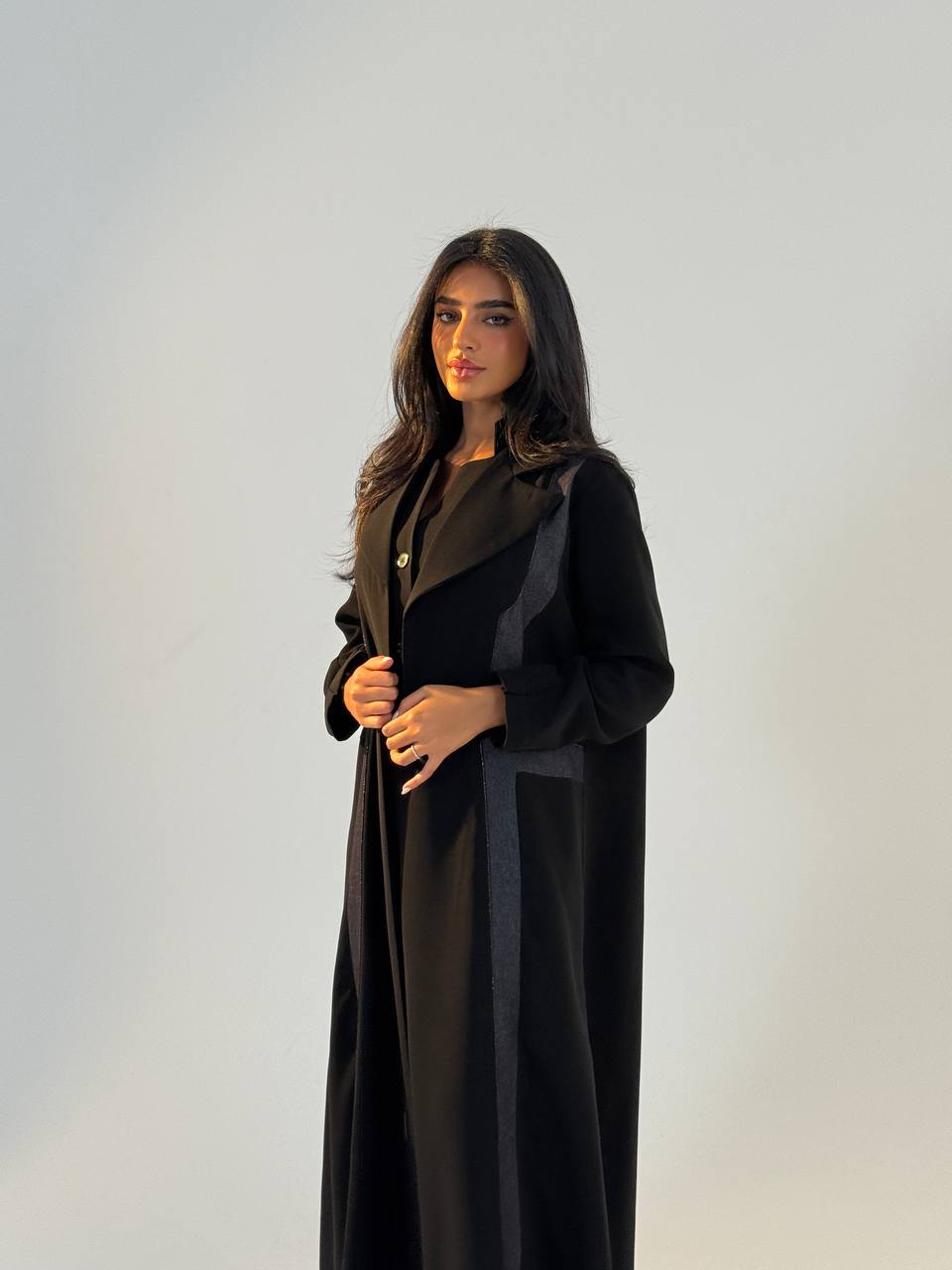 عباية من الكريب مع بنطال جينز، أسود. C:6694