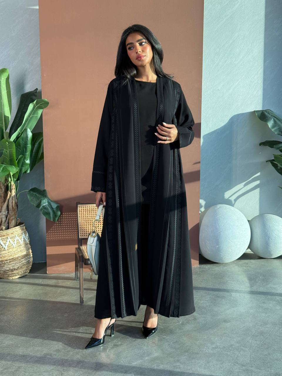 Crepe abaya set with a blouse and pants, in black.C:6671 Set