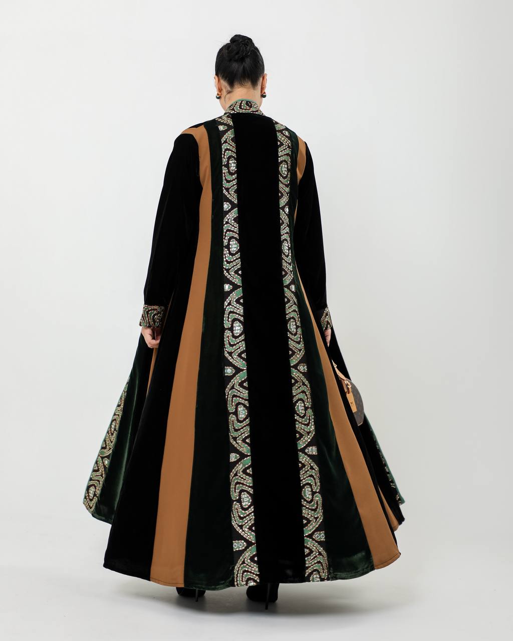 Abaya made of crepe and velvet fabric with embroidery. C:6728