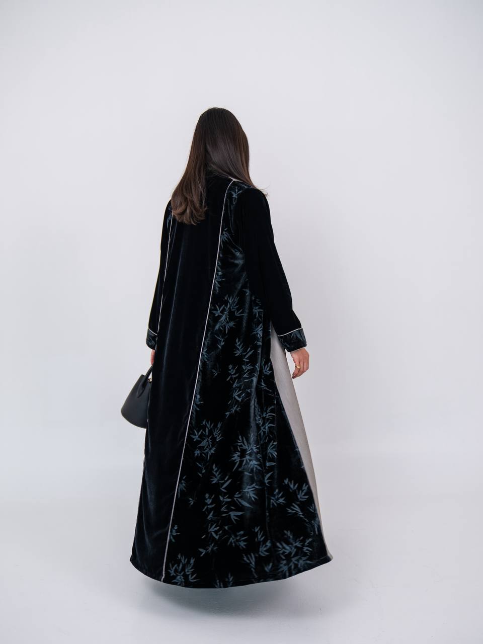 Velvet abaya with crepe, in black. C:6740