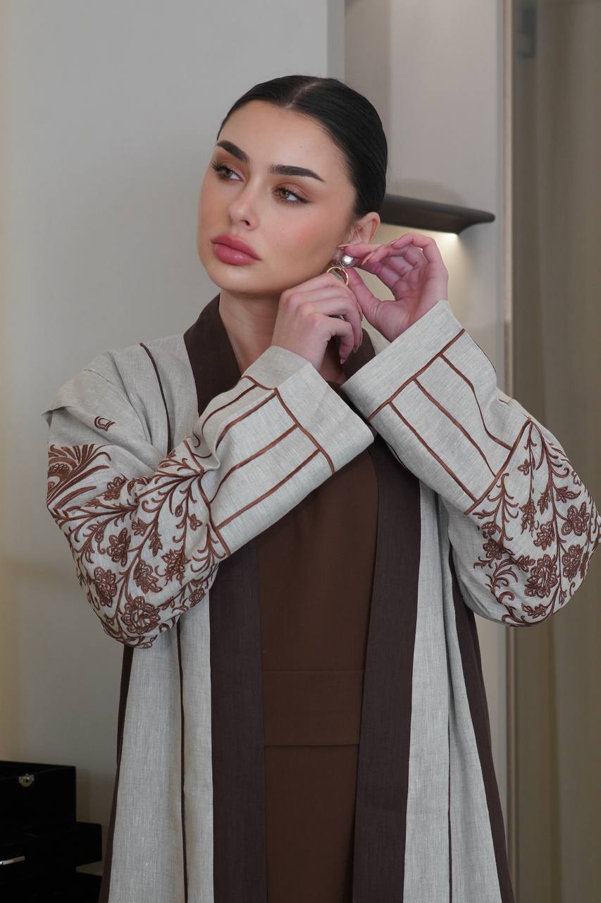 عباية من الكتان باللونين البيج والبني مع تطريز. C:6752