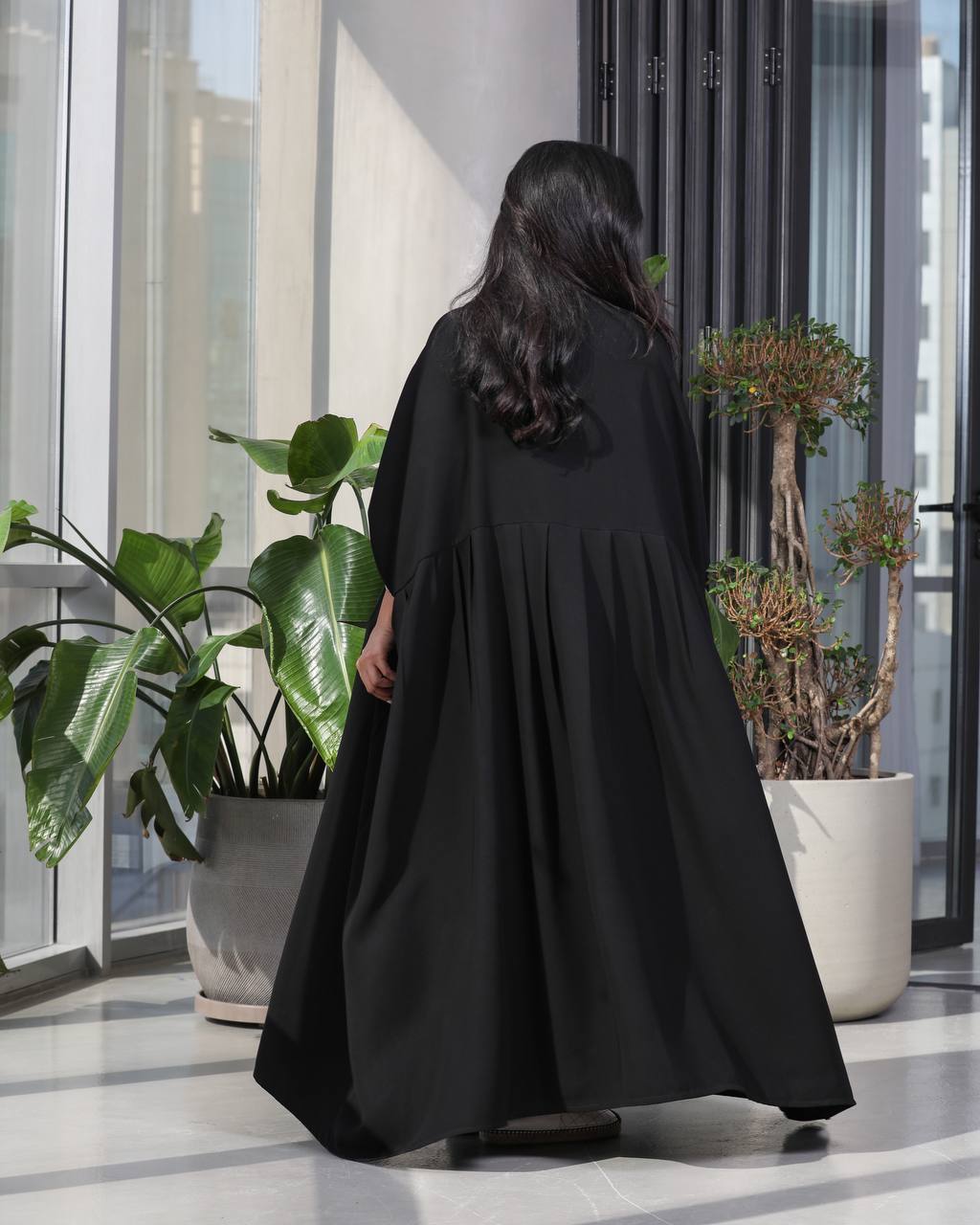 عباية من قماش الكريب بقصة واسعة، مقاس حر، مزينة بتجاعيد من الأسفل (مقاس حر).