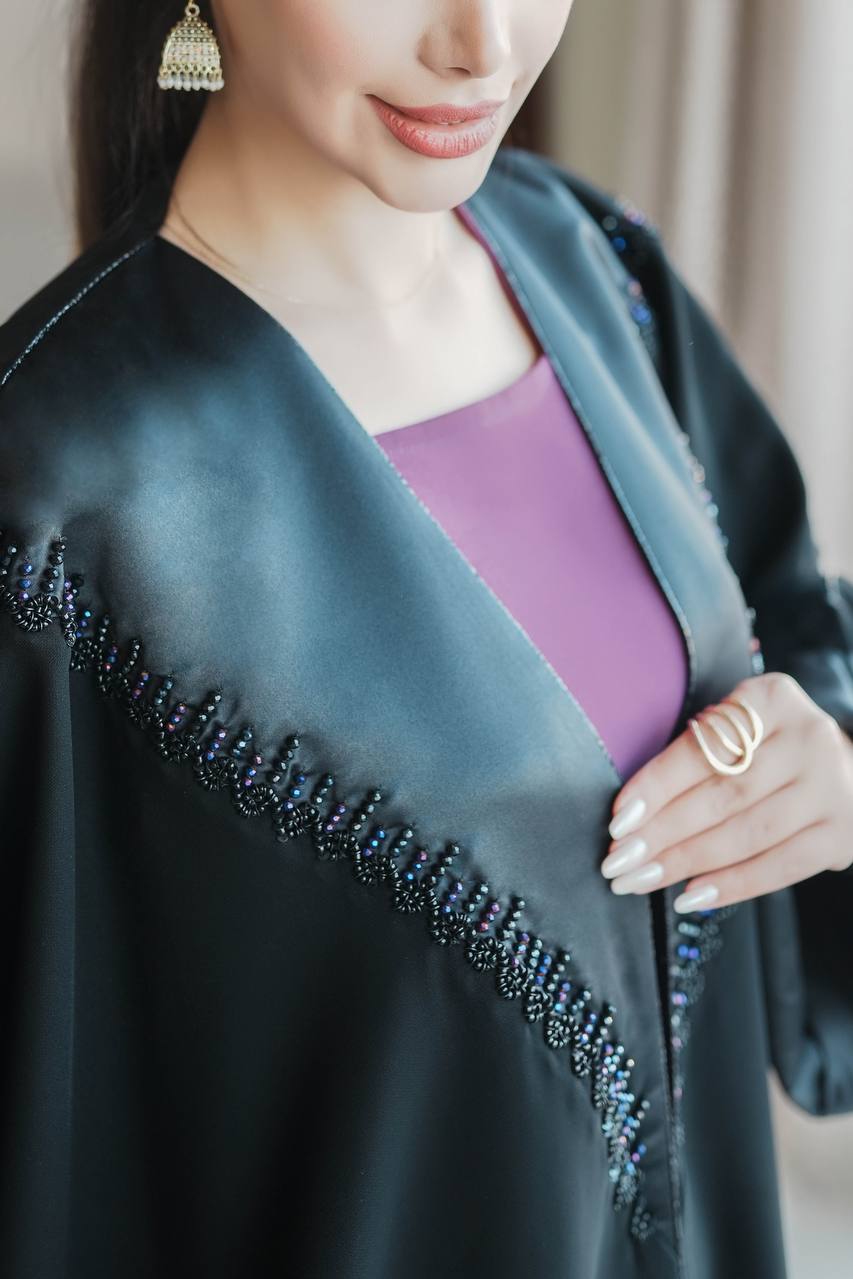 عباية من الكريب مع الساتان، سوداء اللون ومطرزة C:6599 أسود