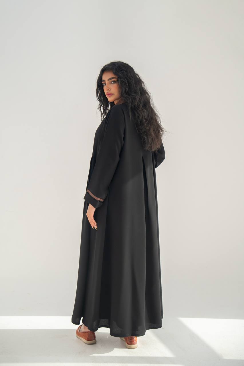 عباية بليزر من الكريب الأسود بتفاصيل بنية C:6636 كريب أسود