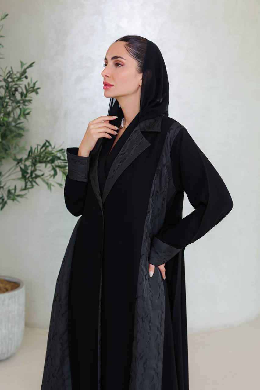 عباية سوداء من الكريب مع نقش الجاكار. C:6670