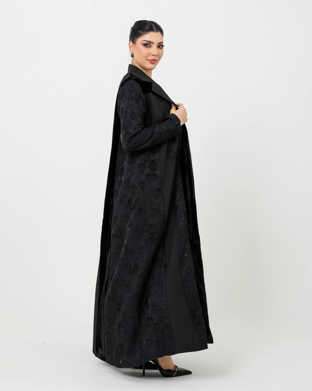 Crepe blazer abaya with velvet, in black color . 6729