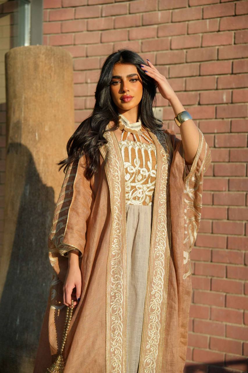 Bisht and dress made of linen burlap, in camel color with embroidery C:6601