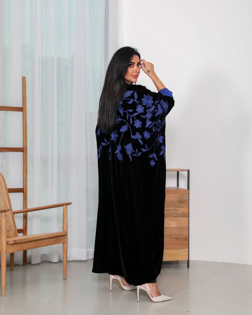 عباية مخملية سوداء مطرزة باللون الأزرق (مقاس حر) 6340