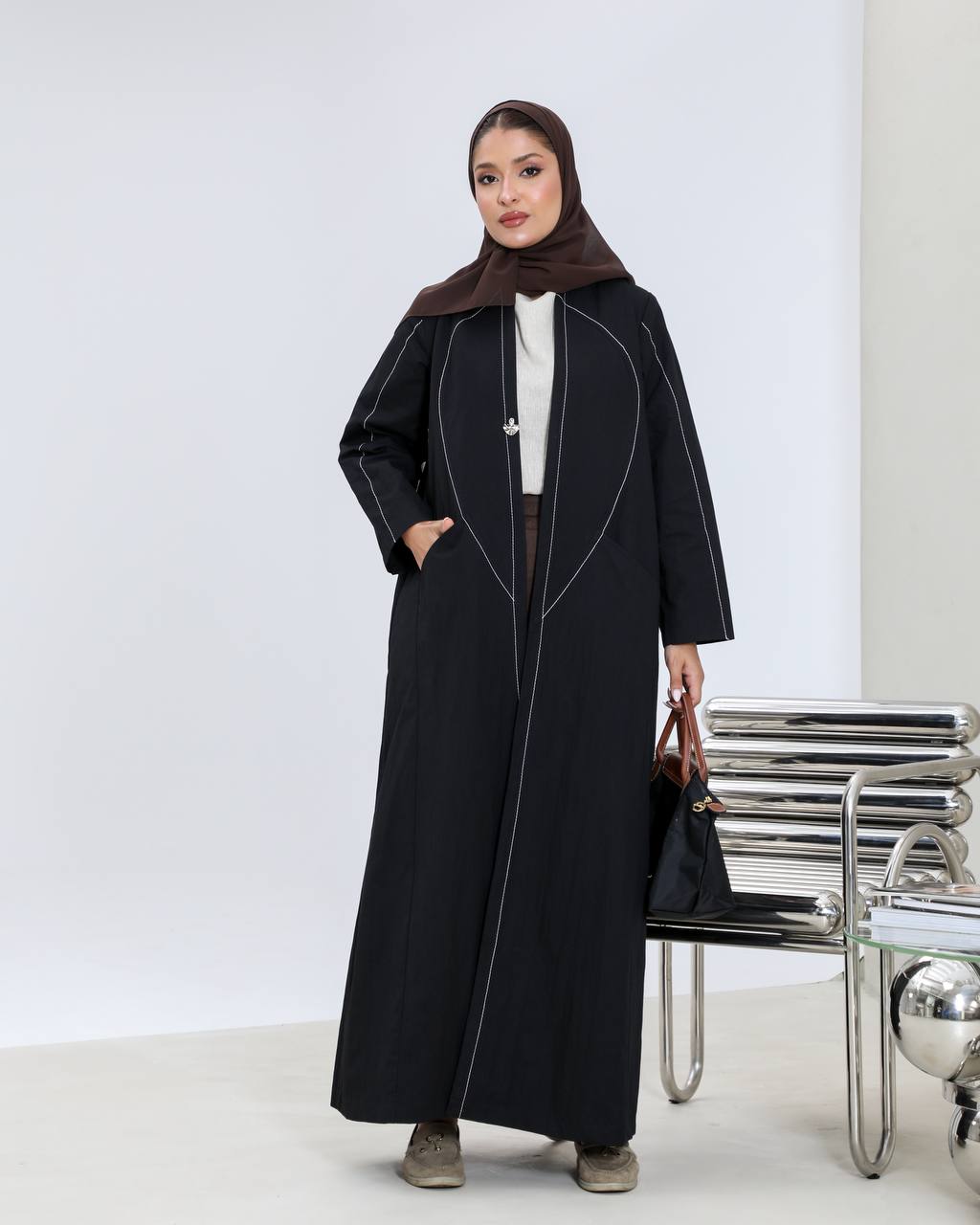 معطف واقٍ أسود اللون بتفاصيل تطريز بيضاء C:6655