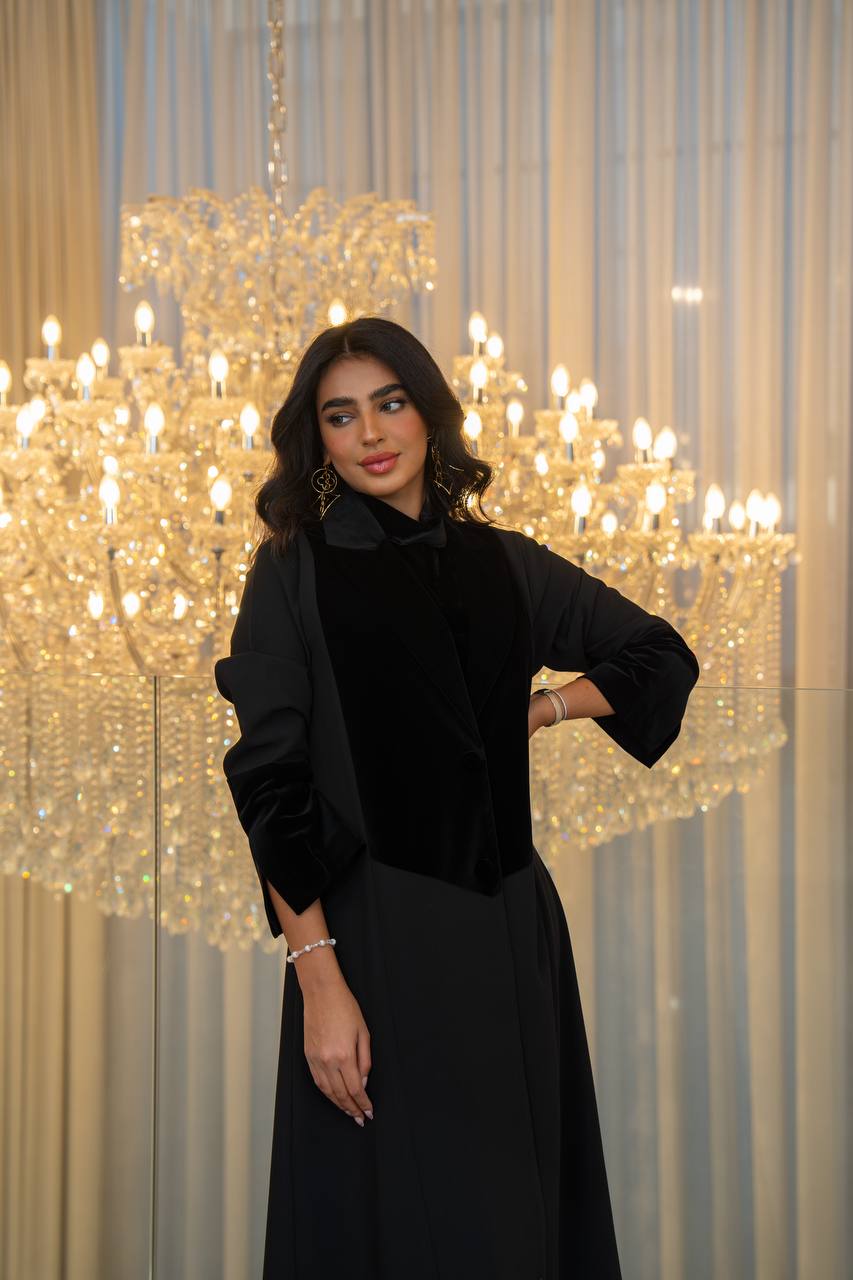 Crepe abaya with velvet, in black.C:6705