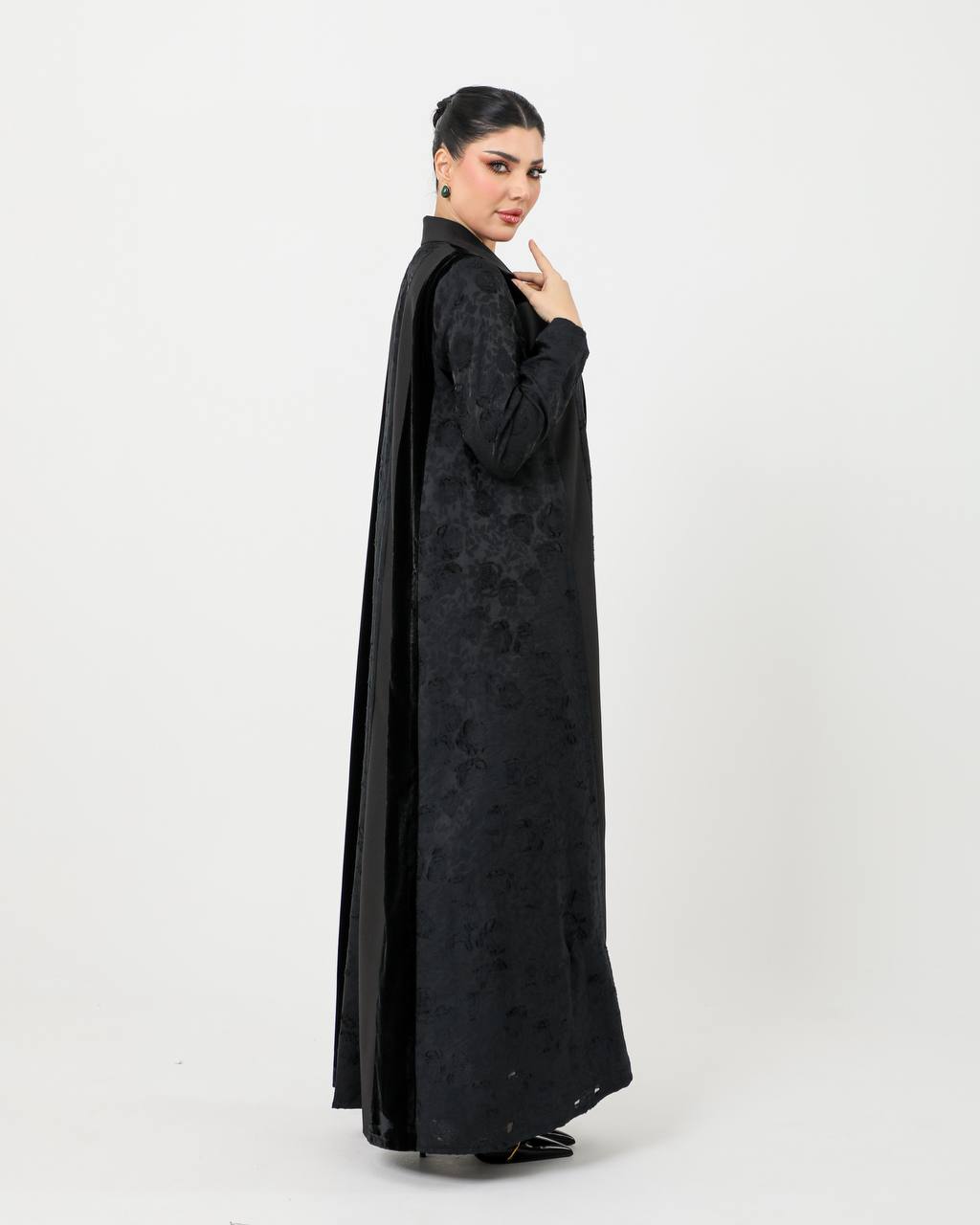 Crepe blazer abaya with velvet, in black color . 6729