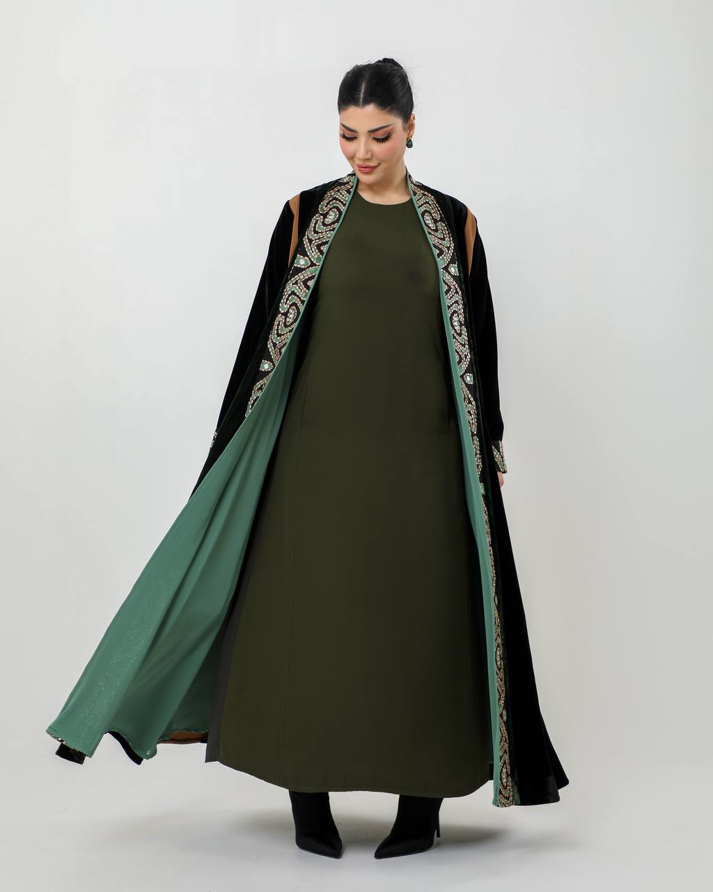 Abaya made of crepe and velvet fabric with embroidery. C:6728