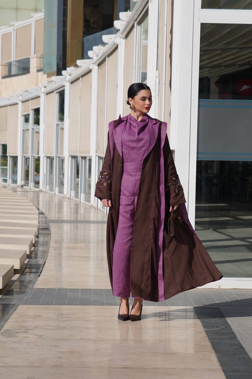 عباية بليزر من الكتان البني مزينة بتطريزات. C:6755